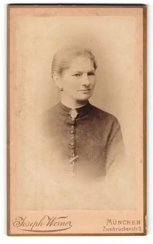 Fotografie Joseph Werner, München, Portrait Frau mit zusammengebundenem Haar