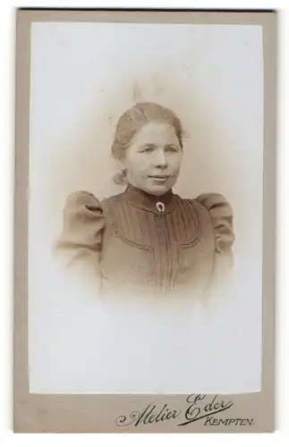 Fotografie Atelier Eder, Kempten, Portrait Frau mit zusammengebundenem Haar