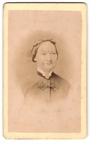 Fotografie M. Keller, Augsburg, Portrait betagte Dame mit Haarschmuck
