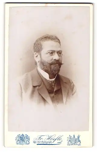 Fotografie Fr. Hoefle, Augsburg, Portrait Herr mit Bart und Brille