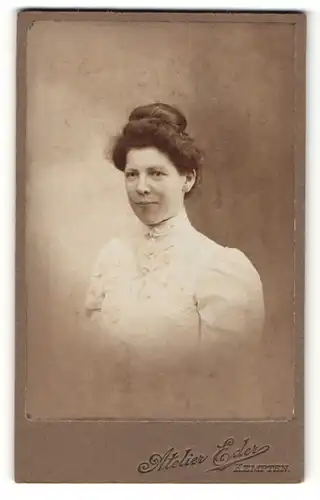 Fotografie Atelier Eder, Kempten, Portrait Dame mit zeitgenöss. Frisur