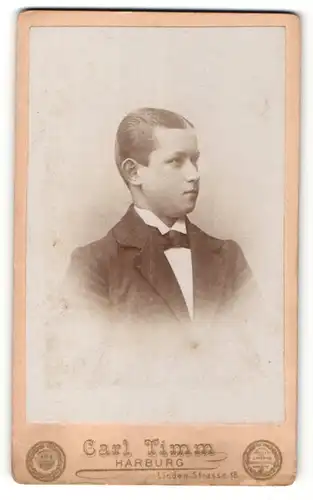 Fotografie Carl Timm, Harburg, Portrait hübscher Bube mit zurückgekämmtem Haar im Jackett