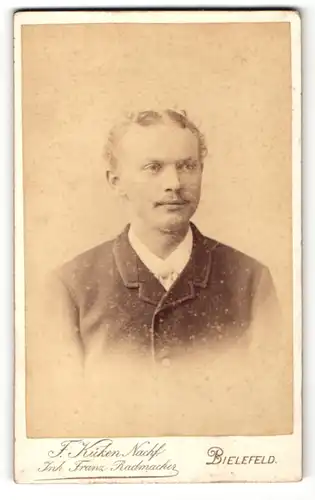 Fotografie F. Küken, Bielefeld, Portrait stattlicher blonder Mann im Jackett