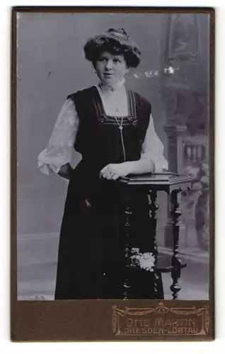 Fotografie Otto Martin, Dresden-Löbtau, Portrait bezaubernde junge Dame mit Dutt in eleganten Kleid