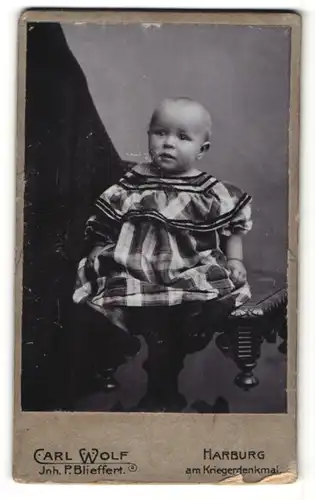Fotografie Carl Wolf, Harburg, Portrait zuckersüsses Baby im karierten Kleidchen