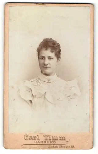 Fotografie Carl Timm, Harburg, Portrait lächelndes Fräulein mit lockigem Haar in weisser bestickter Bluse