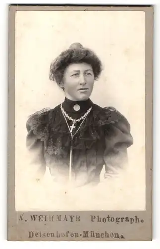 Fotografie X. Weihmayr, Deisenhofen-München, Portrait junge Dame mit Hochsteckfrisur u. Kreuzkette