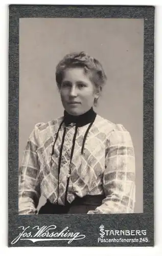 Fotografie Jos. Wörsching, Starnberg, Portrait junge Dame in modischer Bluse mit Kragenbrosche