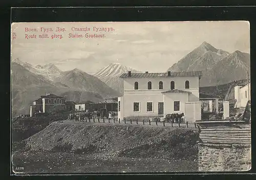 AK Station Goudaour, Strassenpartie mit Gebäuden und Blick auf das Gebirge