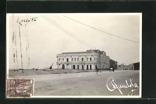 AK Lobito, Strasse mit Gebäuden am Ortsrand