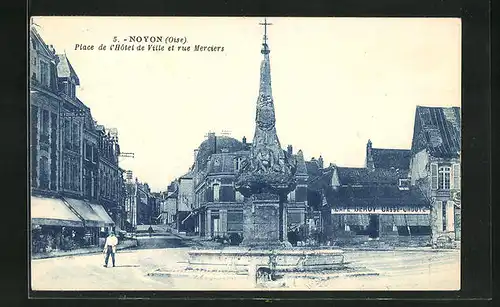 AK Noyon, Place de l'Hotel de Ville et rue Maerciers