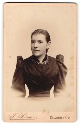 Fotografie J. Simson, Dillingen a / D., Portrait junge Dame im eleganten Kleid mit Puffärmeln