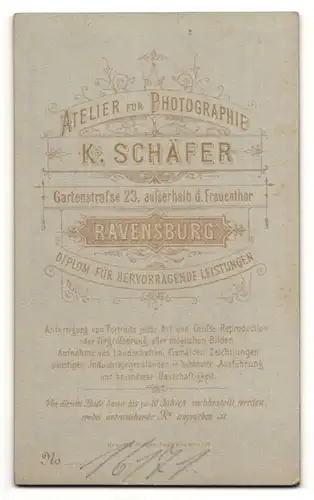 Fotografie K. Schäfer, Ravensburg, Portrait bürgerliche Dame mit zurückgebundenem Haar in schlichter Kleidung