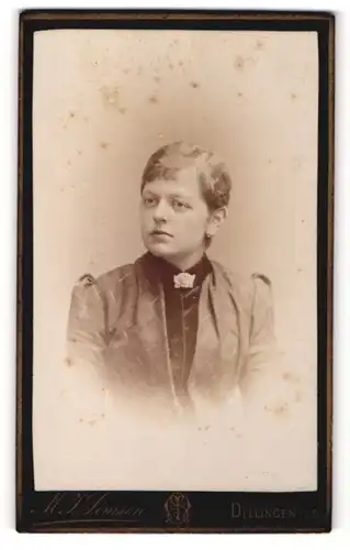 Fotografie M. J. Simson, Dillingen a. D., Dame in Kleid mit Brosche