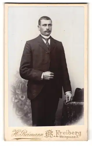 Fotografie H. Reimann, Freiberg, Herr mit Schnurrbart in Anzug mit Krawatte