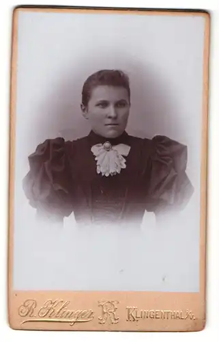 Fotografie R. Klinger, Klingenthal i/V, Portrait junge Frau in festlicher Garderobe