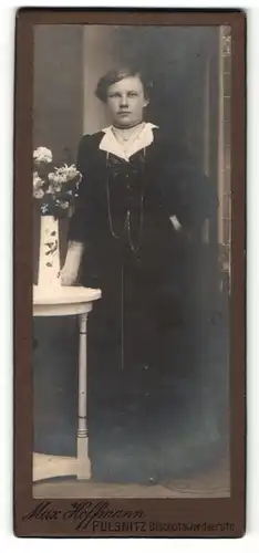 Fotografie Max Hoffmann, Pulsnitz, Portrait Fräulein in festlicher Garderobe