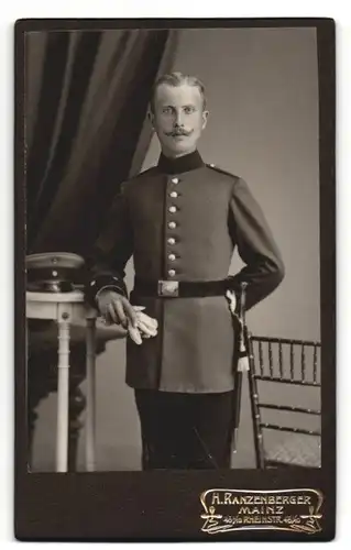 Fotografie H. Ranzenberger, Mainz, Portrait Soldat in Uniform