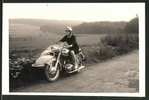 Fotografie Motorrad Horex, hübsche junge Dame auf Krad mit Seitenwagen