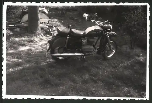 Fotografie Motorrad MZ-ES, Krad steht im Garten