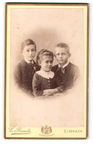 Fotografie C. Remde, Eisenach, Kinder in schönen Kleidern porträtiert