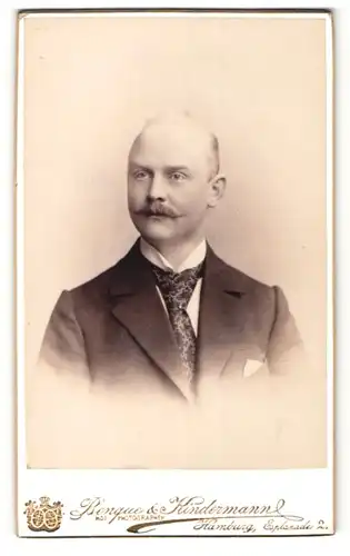 Fotografie Benque & Kindermann, Hamburg, Portrait Herr im Anzug mit Krawatte