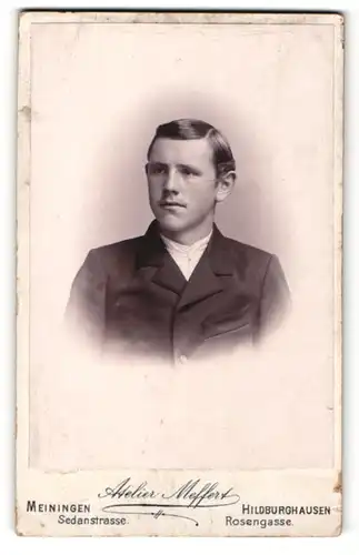 Fotografie Atelier Meffert, Meiningen & Hildburghausen, Portrait junger Herr mit Seitenscheitel im Anzug