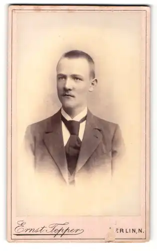 Fotografie Ernst Tepper, Berlin-N, Portrait charmanter Herr im Anzug mit Krawatte