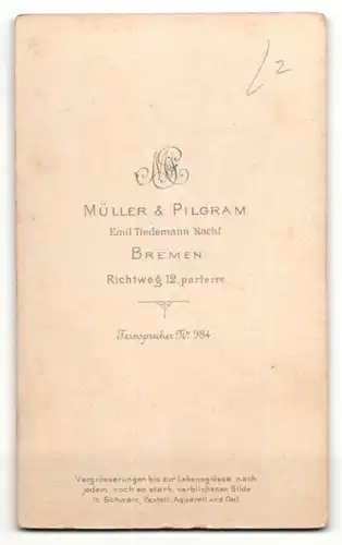 Fotografie Müller & Pilgram, Bremen, elegante Dame in hellem Kleid mit Puffärmeln und Brosche
