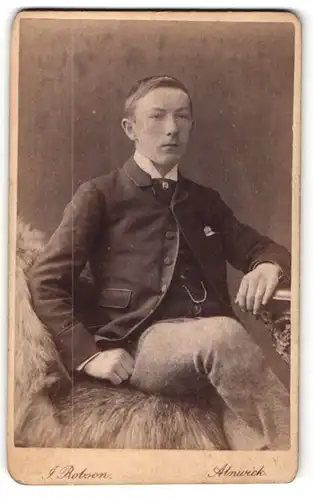 Fotografie J. Robson, Alnwick, junger Herr in Dreiteiler mit Uhrenkette und Krawattennadel