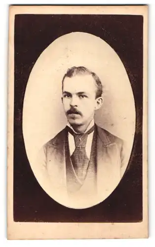 Fotografie W. Currey, Bolton, Herr mit Schnurrbart in Anzug mit gemusterter Weste und Krawatte