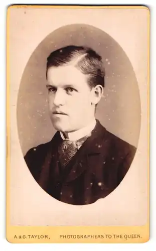 Fotografie A. G. Taylor, London, junger Mann mit breitem Binder