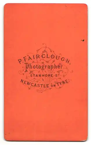 Fotografie Pfairclough Stanhope, Newcastle, Frau im Kleid mit Halskette sitzend und Mädchen im Kleid stehend