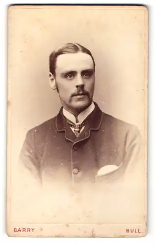 Fotografie Barry, Hull, Mann im Anzug mit dünnem Binder und Fu Manchu Bart