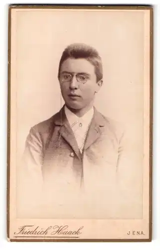 Fotografie Friedrich Haack, Jena, junger Mann im Anzug mit Brille ohne Bügel mit Kordel