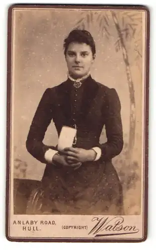 Fotografie Watson, Hull, Frau im Kleid mit Zettel in der Hand