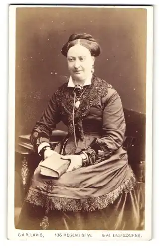 Fotografie G. R. Lavis, Eastbourne, Frau mit Buch in den Händen nachdenklich sitzend