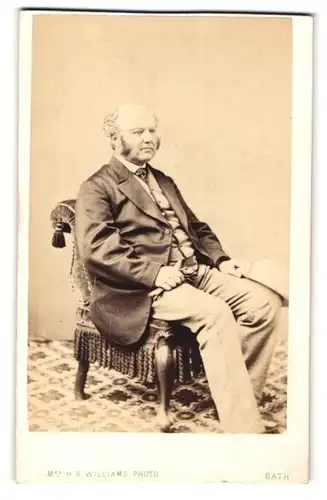 Fotografie H. R. Williams, Bath, Mann mit dicken Kotletten im Stuhl sitzend