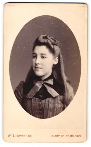 Fotografie W. S. Spanton, Bury St. Edmunds, junge Frau mit Schleife am Hals