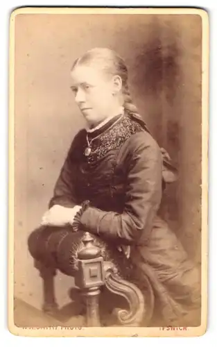 Fotografie Walter A. Smith, Ipswich, Frau mit geflochtenem Haar auf Ban kniend