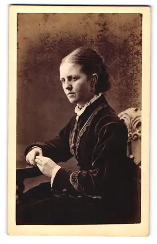 Fotografie Brewer, Norwich, Frau im Kleid mit beiden Händen auf Tisch gestützt