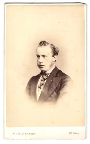 Fotografie W. Copeland, Oakham, Mann im Anzug mit Kotletten