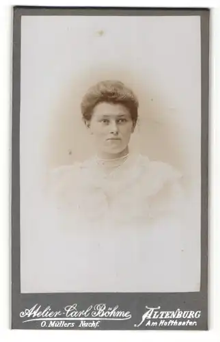 Fotografie Carl Böhme, Altenburg, Frau in weiss mit Halsbändern