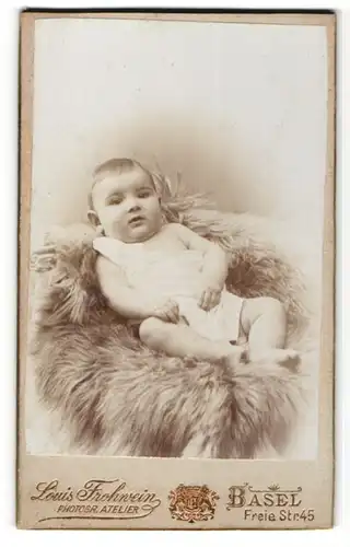 Fotografie Louis Frohnrein, Basel, Baby auf Pelz liegend