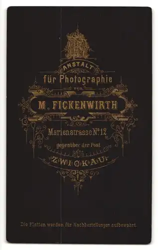 Fotografie M. Fickenwirth, Zwickau, füllige Frau im Kleid auf Wand gelehnt