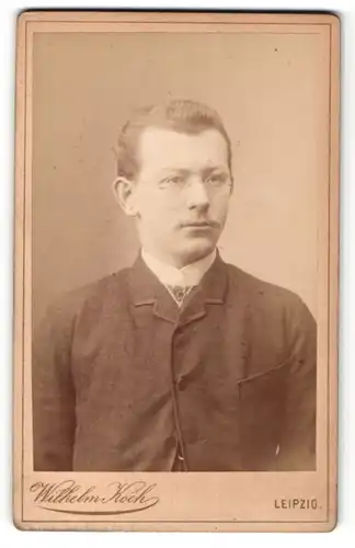 Fotografie Wilhelm Koch, Leipzig, Mann mit Jacke und Brille