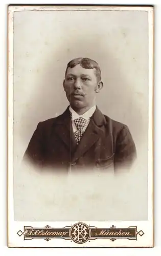Fotografie F. X. Ostermayr, München, Portrait bürgerlicher Herr mit Schnauzbart u. Krawatte im Anzug