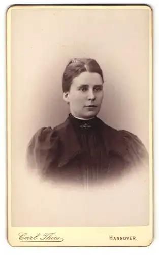 Fotografie Carl Thies, Hannover, Portrait Dame im eleganten Kleid mit Kragenbrosche