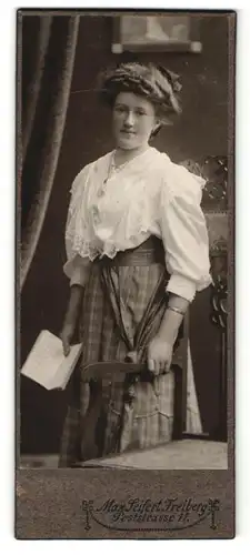 Fotografie Max Seifert, Freiberg i / S., Portrait Dame in hübscher Bluse mit Buch an Stuhl gelehnt