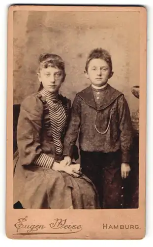 Fotografie Eugen Weise, Hamburg, Portrait Mädchen in modischer Kleidung mit kleinem Jungen an der Hand
